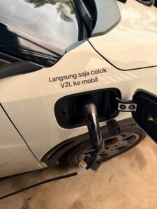 Kabel V2L dicolok ke port pengisian daya mobil listrik BYD